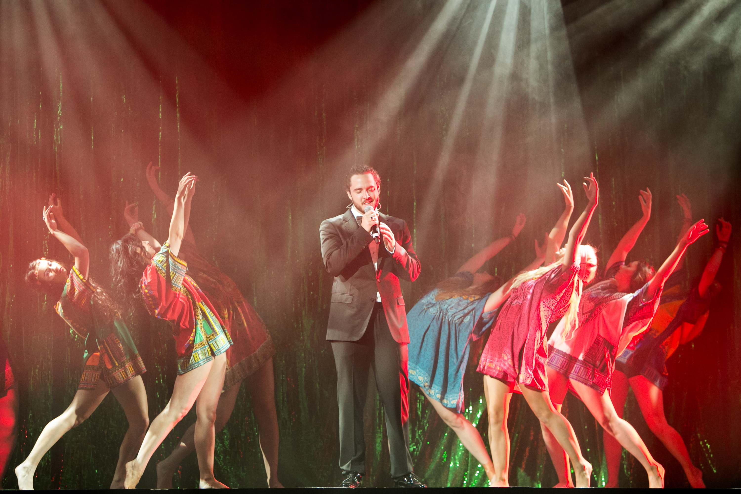The Voice's Jackson Thomas perfoming at Fight Cancer Foundation's 2014 Red Ball Melbourne.